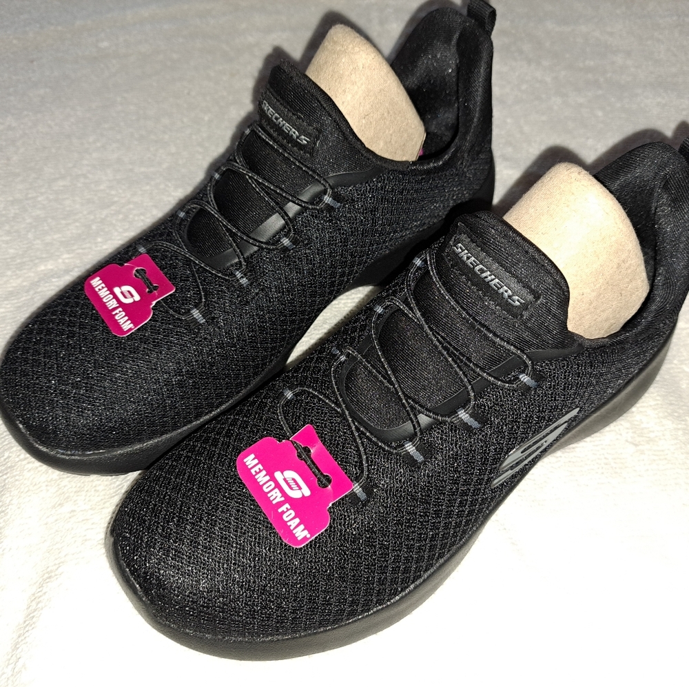 NIB Ladies size 7.5 Skechers Dynamight sneaker, black